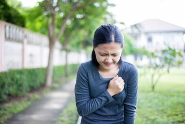 Os síntomas da osteocondrose torácica poden ser similares aos dun ataque cardíaco